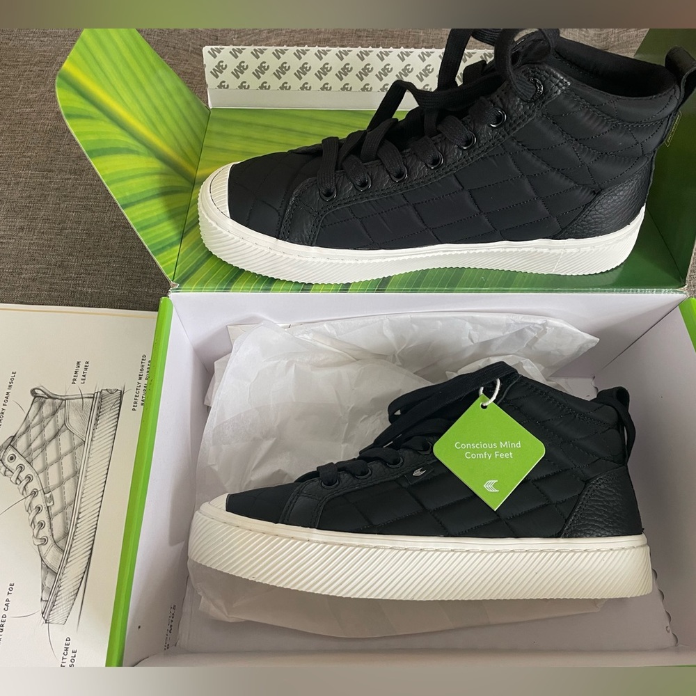 NWT size 7.5 black and white Cariuma Oca hightop quilted leather sneakers.
